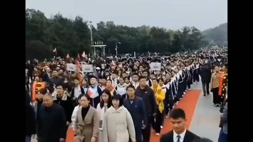 长长的队伍,是一代代人对伟人的缅怀与敬仰